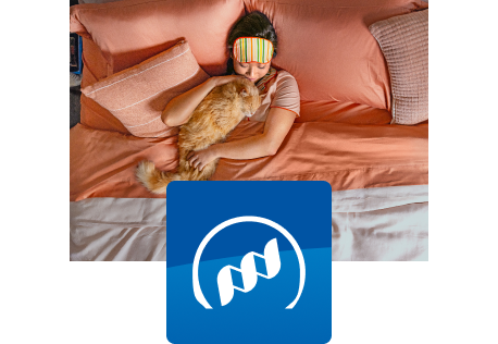 Sahibiyle birlikte yatakta dinlenen kedi